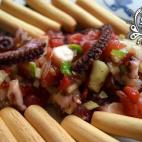 Si el pulpo lo compras ya cocido podr&aacute;s tenerlo listo en muy pocos minutos. S&oacute;lo tendr&aacute;s que trocear el resto de ingredientes y preparar este ali&ntilde;o.
