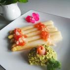 S&oacute;lo necesitar&aacute;s una lata de esp&aacute;rragos, tomate, cebolleta, aguacate, salm&oacute;n ahumado y seguir estos tres pasos.