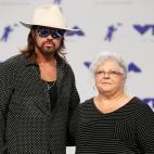 El cantante 'country' Billy Ray Cyrus y Susan Bro, la madre de Heather Heyer, asesinada por neonazis en Virginia