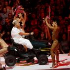 La actuación de PInk, con un cortacésped