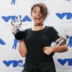 Alessia Cara con sus dos galardones