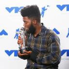 Khalid posa con su premio