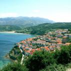 El tiempo parece haberse paralizado en esta parte de la pen&iacute;nsula. Peque&ntilde;as casas de pescadores de todos los colores y h&oacute;rreos centenarios recorren el litoral sembr&aacute;ndolo de paisajes de postal. &iquest;Un pueblo donde...
