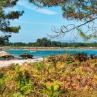 No s&oacute;lo las que tienen palmeras y arena blanca se merecen alabanzas. Tanto el Cant&aacute;brico con el Atl&aacute;ntico est&aacute;n plagados de peque&ntilde;os islotes impresionantes. A Illa de Arousa (Pontevedra) constituye un para...