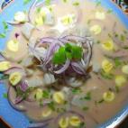 Este s&iacute; que es un cl&aacute;sico de la cocina peruana. Con corvina, boniato, cebolla roja, apio, limas, lim&oacute;n, guindilla, ajo, caldo de pescado, jengibre y sal. Puedes encontrar la receta en Cookpad.