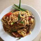 Lleva cebolla, pimiento, aj&iacute; amarillo, cebolla china, tomate, maizena y fideos. Aqu&iacute; puedes ver c&oacute;mo prepararlo.