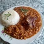 Adem&aacute;s de arroz y carne de cerdo, este plato lleva tambi&eacute;n papa seca molida, man&iacute;, chocolate, aj&iacute; colorado y cebolla. Puedes prepararlo siguiendo estos pasos.