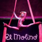 El juego de las asociaciones (hipsters, aquí; mayores de 40, allá; buscadoras de novio, al otro lado) se ha roto en el Paral·lel barcelonés. Allí se erige el mítico cabaret El Molino, que acaba de recuperar su brillo tras una reforma integral.