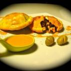 El truco de estas empanadillas es hacerlas redondas (con dos obleas) y no triangulares, así se puede incluir más relleno. Mira en Cookpad cómo prepararlas.