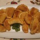 Con pollo, pimiento rojo, aceitunas, huevos cocidos y cebolla. Visita Cookpad para ver la receta completa.