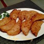 No es la clásica receta con atún y tomate, estas empanadillas también están rellenas de pimiento rojo y verde, cebolla y calabacín. Mira la receta en Cookpad.