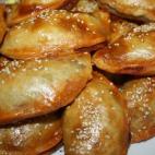 El relleno de esta receta es bastante elaborado: con carne picada, cebolla, pimiento verde, pimiento rojo asado, concentrado de tomate, vino blanco y especias argentinas. Puedes ver aquí cómo hacerla.