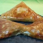 Están hechas con masa filo por eso el resultado es más crujiente de lo habitual. Puedes encontrar la receta en Cookpad.