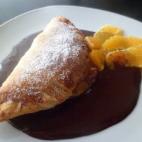 "El sabor de la naranja con el chocolate es una combinación muy buena, en donde grandes y pequeños disfrutarán mucho comiendo fruta", asegura su autora. Para prepararla se necesitan dos piezas de esta fruta, chocolate para fundir y mermelada ...