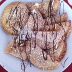 Muy fácil de hacer y con pocos ingredientes. Lleva nocilla, azúcar glass, mantequilla y chocolate para decorar. Puedes ver aquí cómo prepararla.