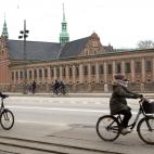 &iquest;Cansado de recorrer la ciudad a pie? No lo dudes y alquila una de las bicicletas que la capital danesa pone a disposici&oacute;n del p&uacute;blico. Existen muchos lugares para hacerse con una de ellas, teniendo a cambio que abonar un de...