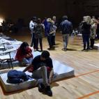 El Polideportivo Miguel &Aacute;ngel Nadal, en la localidad mallorquina de Manacor, acoge a las personas afectadas por las fuertes lluvias ca&iacute;das en la localidad mallorquina de Sant Llorenc des Cardassar.