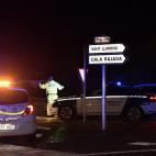 Miembros de la Guardia Civil y de la Policial Municipal controlan el tr&aacute;fico en los alrededores de la localidad mallorquina de Sant Lloren&ccedil;.