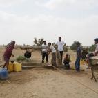 La poblaci&oacute;n busca agua en Abs, en la gobernaci&oacute;n de Hajjah. La zona, cerca de las l&iacute;neas del frente, es testigo de constantes combates armados y de violaciones del derecho internacional humanitario y alberga un gran n&uacut...