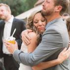 "Tanto la novia como el novio perdieron a sus hermanos con pocos años de diferencia. Era un día nublado a finales de junio y hasta llovió un poco durante las fotos de familia. Después, un impresionante arcoiris apareció en un cielo encendid...
