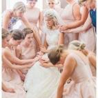 "Todas las damas de honor y las madres de la novia y del novio se reunieron alrededor de esta novia y rezaron por ella. Fue auténtico, dulce y poderoso. El hecho de que cada persona se tomara el tiempo para recitar su pequeña oración lo hizo ...