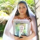 "El prometido de Janine falleció 52 días antes de la boda. Esta fue la primera vez en toda mi carrera que me pidieron que fotografiara una boda en la que sólo había una persona. Lloré con ella haciéndole estos retratos y eso fue una primer...