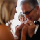 "La novia, Kelsey, planeó un minuto especial para que su padre la viera vestida de novia. Mientras fotografiaba a ellos dos, la madre intentaba apartarse de mi camino, pero cuando vi su emoción, sabía que tenía que capturarla" - Laura Zastrow