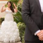 "Natalia y Mike eran novios desde el instituto y habían estado juntos durante 10 años. Este momento tan emotivo fue capturado justo antes de que él se diera la vuelta para verla vestida de novia por primera vez" - Lisa Robinson