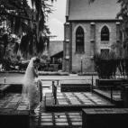 "El abuelo de Davis Ann estaba enterrado en la misma iglesia en la que ella se casó en New Bern, en Carolina del Norte (Estados Unidos). Antes de la ceremonia, bajo oscuras nubes de tormenta, ella fue a poner una flor sobre su tumba. Después, ...