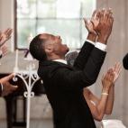 "El novio elevando su oración durante la ceremonia" - Ross Oscar Knight