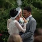 "La pareja redactó sus propios votos para la ceremonia. El novio fue a consolarla mientras ella los leía porque rompió a llorar" - Heather Shelley