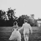 Tras la ceremonia en la Academia Naval, los novios decidieron ir corriendo hacia el sol en un momento de espontaneidad y alegría" - Jeremy Harwell