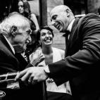 "Este novio compartió un momento especial con su abuelo —por el cual le pusieron su nombre— durante el banquete. Esta es una de mis fotografías favoritas de ese día" - Duy Ho