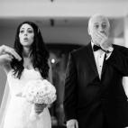 "Este intenso momento ocurrió segundos antes de que Mary Shawn comenzara a andar hacia el altar con su padre, Joe. Estaban muy emocionados y nerviosos, es un momento que ninguno de ellos seguramente olvide nunca" - Tracey Buyce