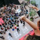 Manifestantes contra la confirmaci&oacute;n del nominado a la Corte Suprema, el juez Brett Kavanaugh se manifiestan en el atrio de la oficina del Senado.