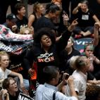 Mujeres, visiblemente enfadadas, claman contra el nominado por Trump para el Supremo.