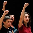 Varias mujeres protestas tras ser detenidas en la protesta contra Kavanaugh.