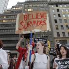 &quot;Cree a los supervivientes&quot;, reza una de las pancartas que se han visto durante las protestas contra Kavanaugh.