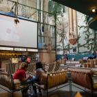 Uno de los espacios m&aacute;s curiosos del barrio es un antiguo cine X, ahora renovado en un cine-bar cuya arquitectura no deja indiferente a nadie.