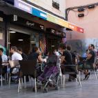 Si de algo puede presumir Embajadores es que sus calles respiran vida gracias a las terrazas, siempre llenas de gente.