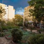 Al pasear por la calle Doctor Fourquet, una de las cosas m&aacute;s llamativas es un mural muy colorido que muestra pies de ni&ntilde;os de distintas culturas con el lema: &quot;Esto es una plaza&quot;. Hay que entrar, lo que hay dentro es m&aac...
