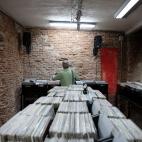 Los locos de la m&uacute;sica y la lectura tienen aqu&iacute; su sitio, Bajo el Volc&aacute;n. En este local de Lavapi&eacute;s encontrar&aacute;s dos plantas llenas de libros, discos y revistas. En sus estantes guardan m&aacute;s de 10.000 vini...