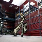 Aunque las calles de Embajadores, llenas de murales y grafitis, son arte en s&iacute; mismas, tambi&eacute;n se puede disfrutar de arte contempor&aacute;neo en espacios culturales. Desde el medi&aacute;tico Reina Sof&iacute;a, el principal centr...