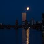 La luna sobre el puente Oberbaum en Berlín