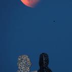 La escultura del Molecule Man (El hombre molécula) en Berlín, Alemania