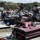 Un hombre descansa sobre los escombros en la localidad indonesa de Palu.