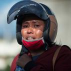 Samidah, familiar de una de las v&iacute;ctimas, llora su p&eacute;rdida en Palu.