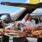 Aviones militares colaboran en la evacuaci&oacute;n de las v&iacute;ctimas.