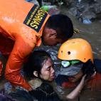 Los servicios de rescate tratan de salvar a la joven quincea&ntilde;era Nurul Istikhomah de las ruinas inundadas de su casa en Palu.