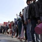 Grandes colas en Palu para obtener ayuda tras la cat&aacute;strofe.